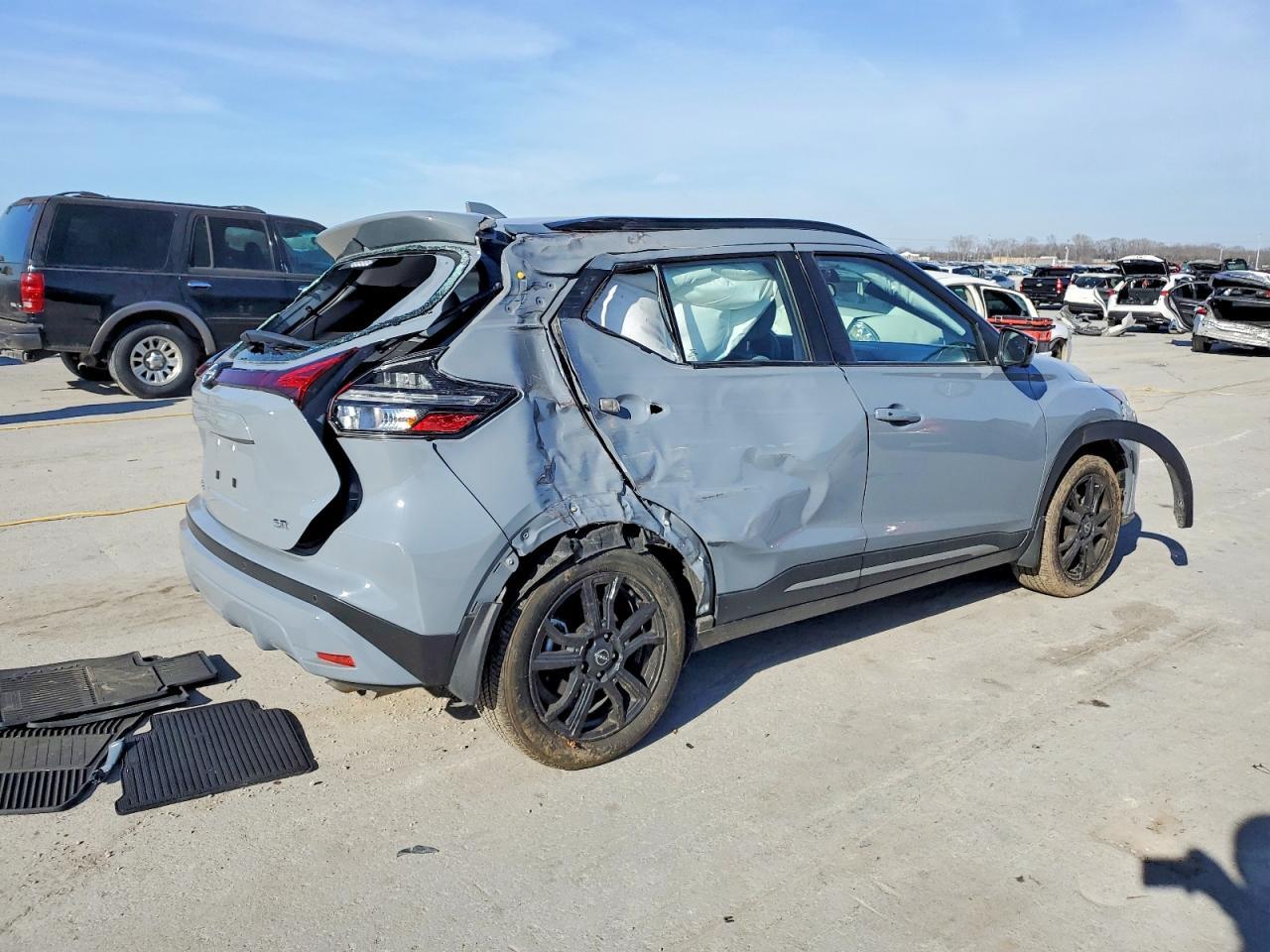 2024 Nissan Kicks sr
