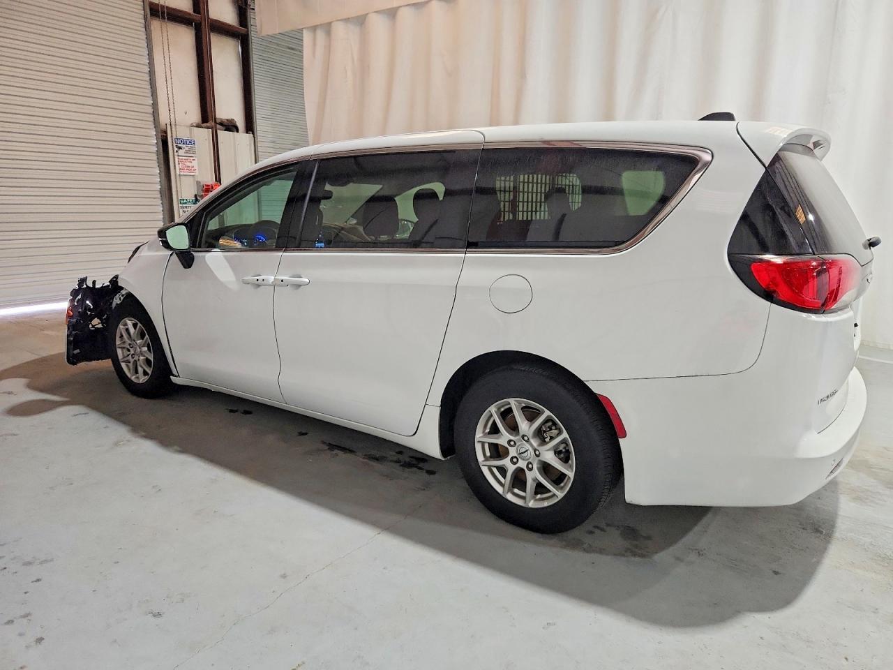 2024 Chrysler Voyager lx