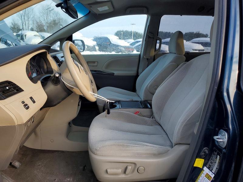 2012 Toyota Sienna le 8 Passenger