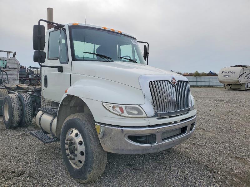 2016 International 4400 Semi Truck
