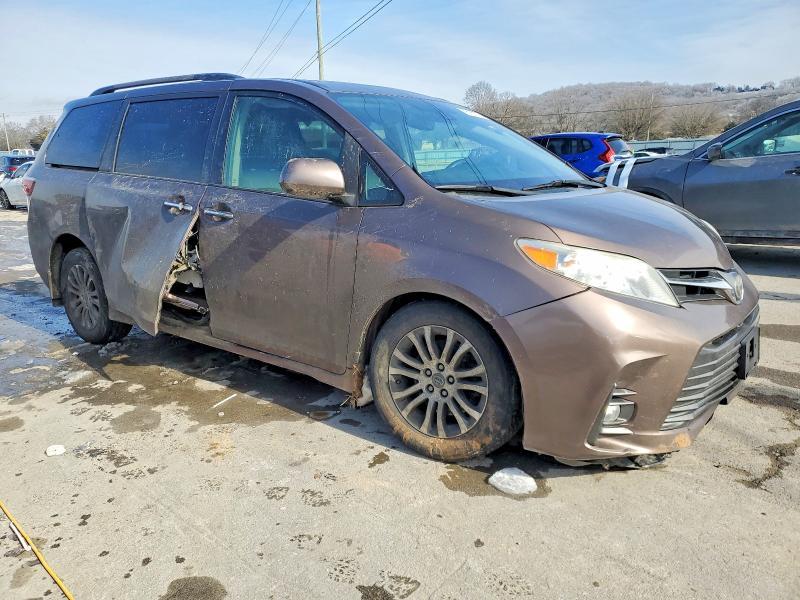 2018 Toyota Sienna xle 8-passenger