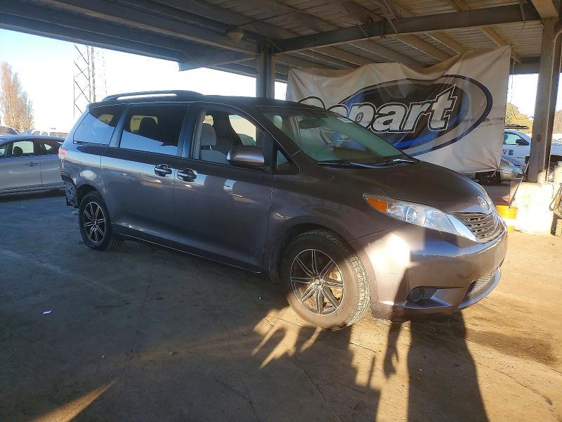 2013 Toyota Sienna xle 8-passenger
