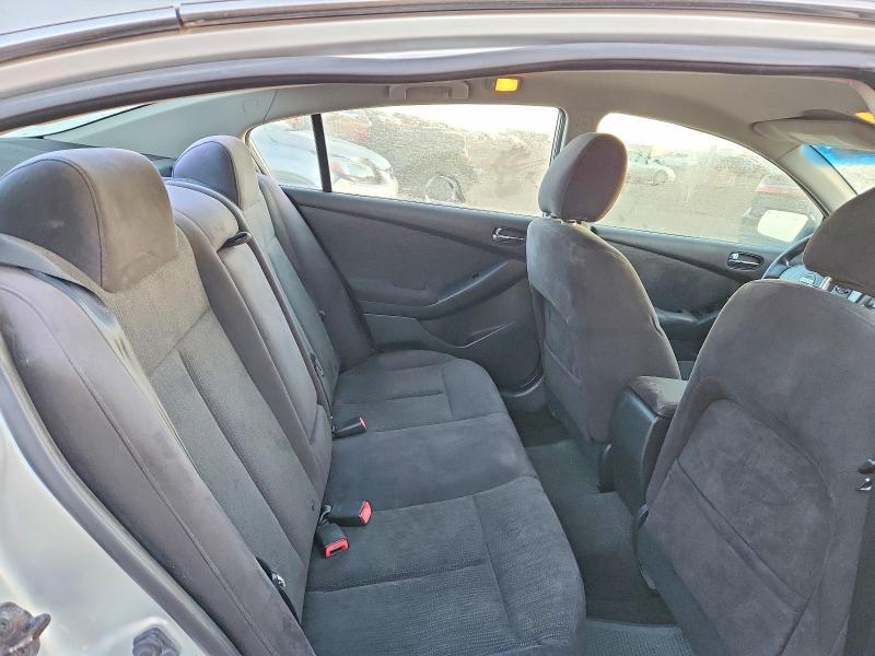 2010 Niss Altima Base
