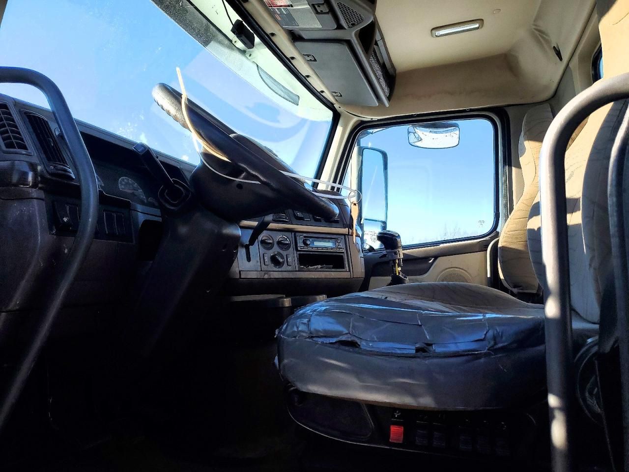 2014 Volvo VNL Semi Truck