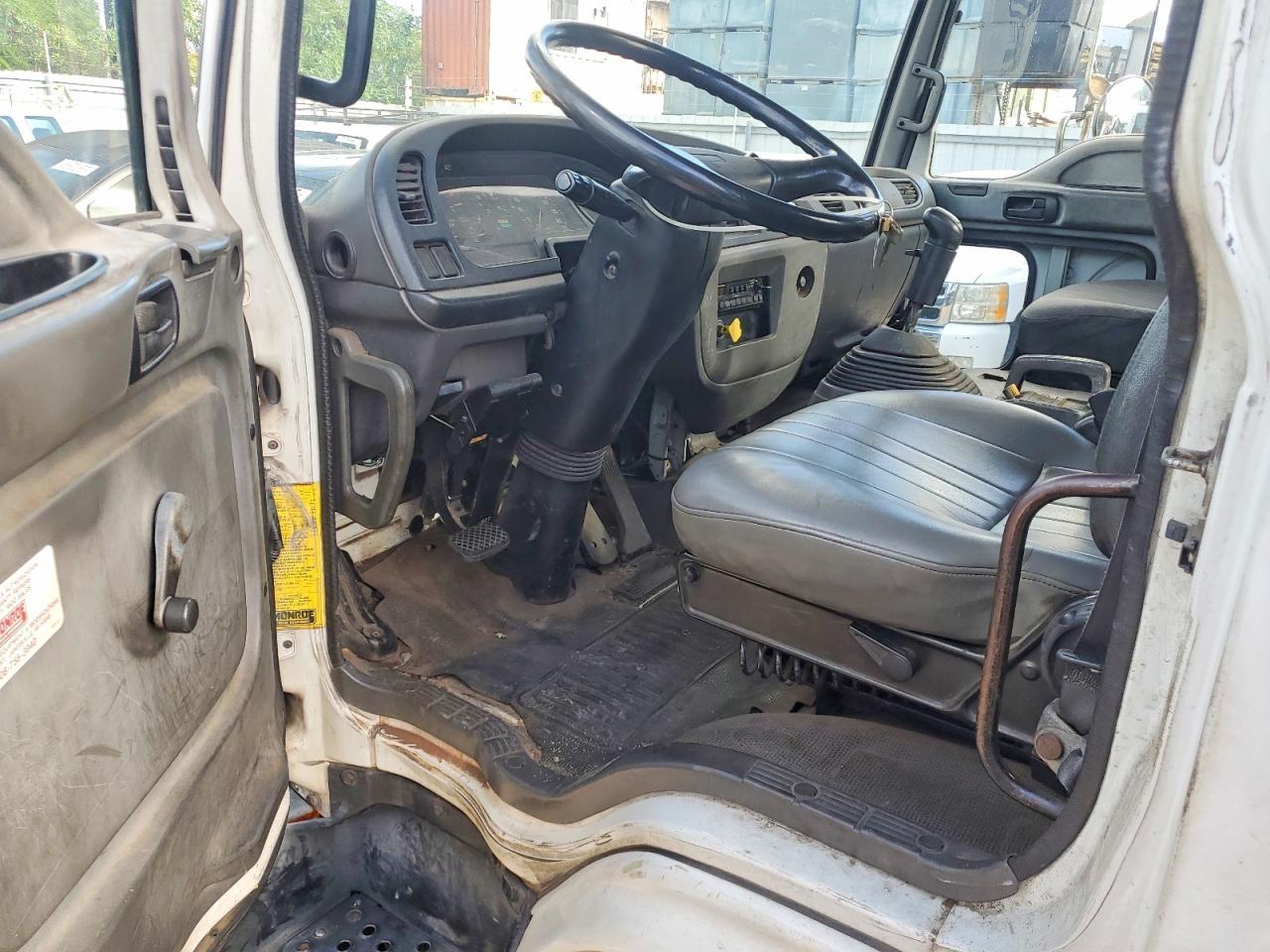 2002 GMC T-6500 Flatbed Truck