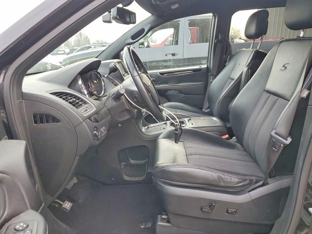 2014 Chrysler Town & Country s