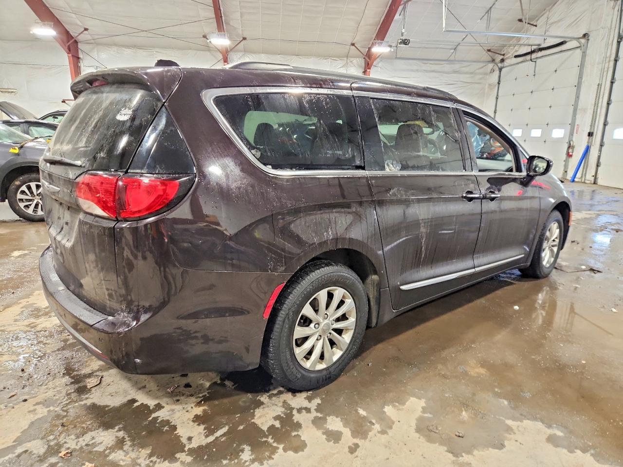 2017 Chrysler Pacifica Touring l