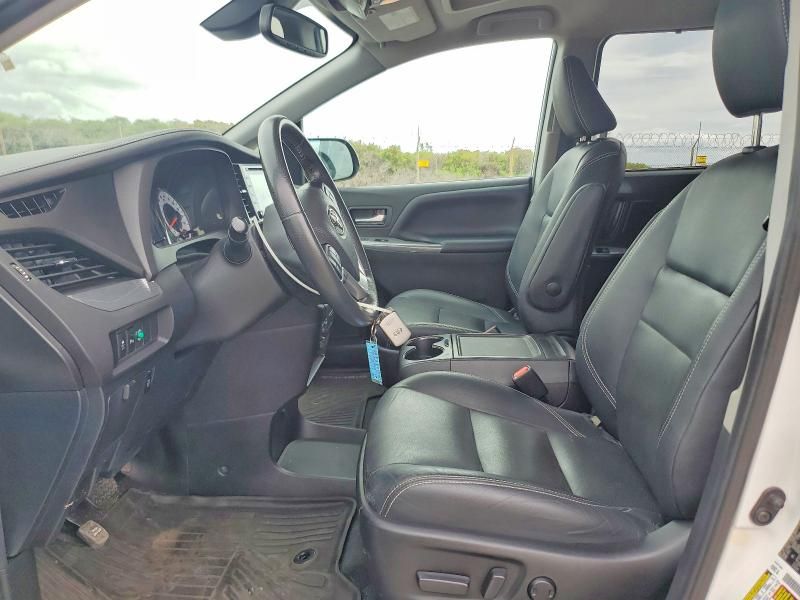 2020 Toyota Sienna se