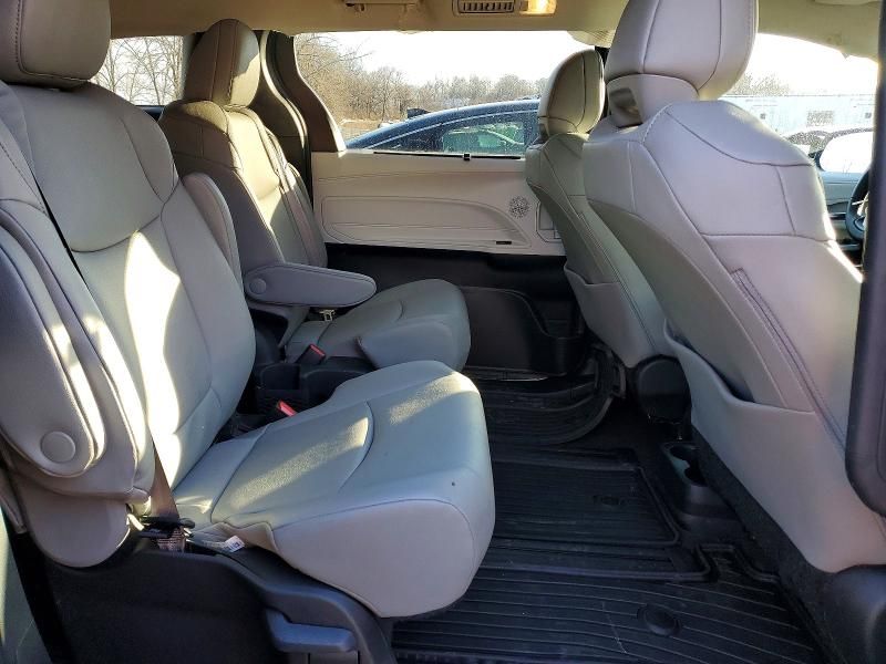 2025 Toyota Sienna xle