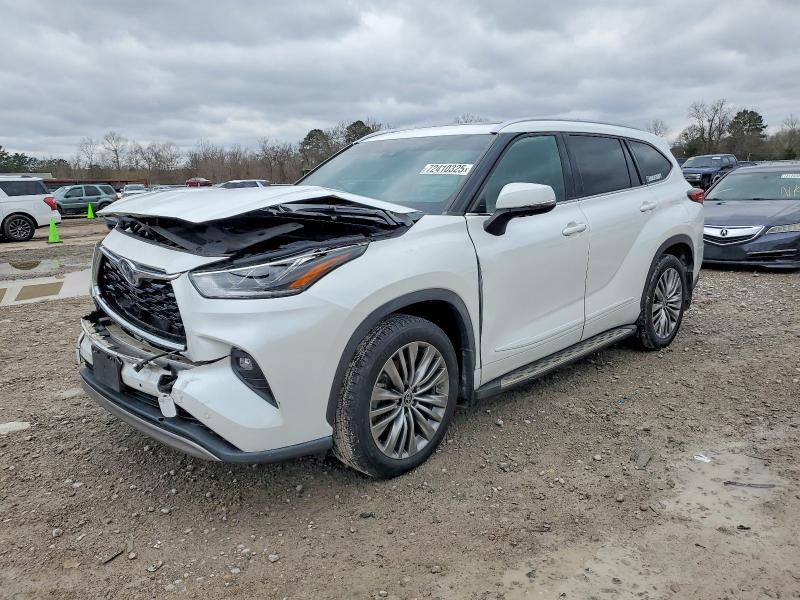 2022 Toyota Highlander Hybrid Platinum