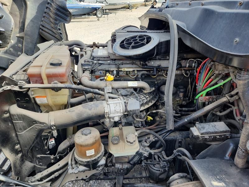 2016 Freightliner Cascadia 1-semi Truck