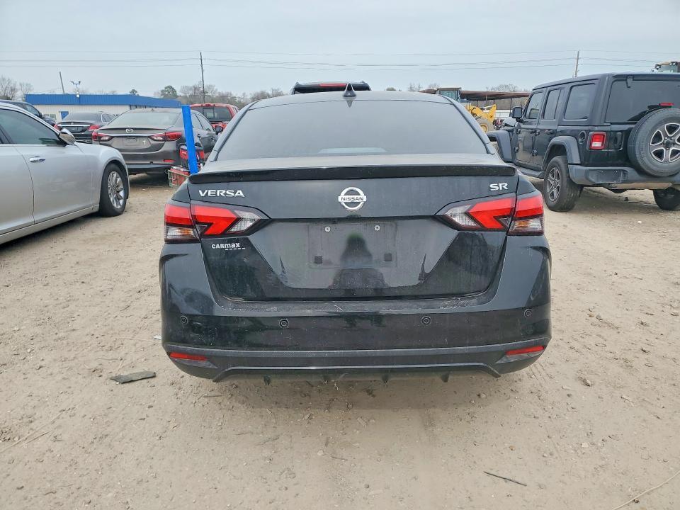 2022 Nissan Versa sr