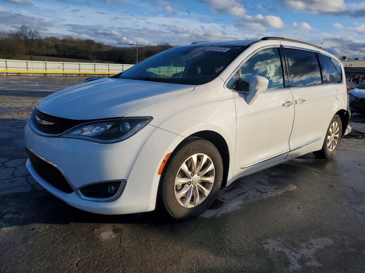 2017 Chrysler Pacifica Touring l