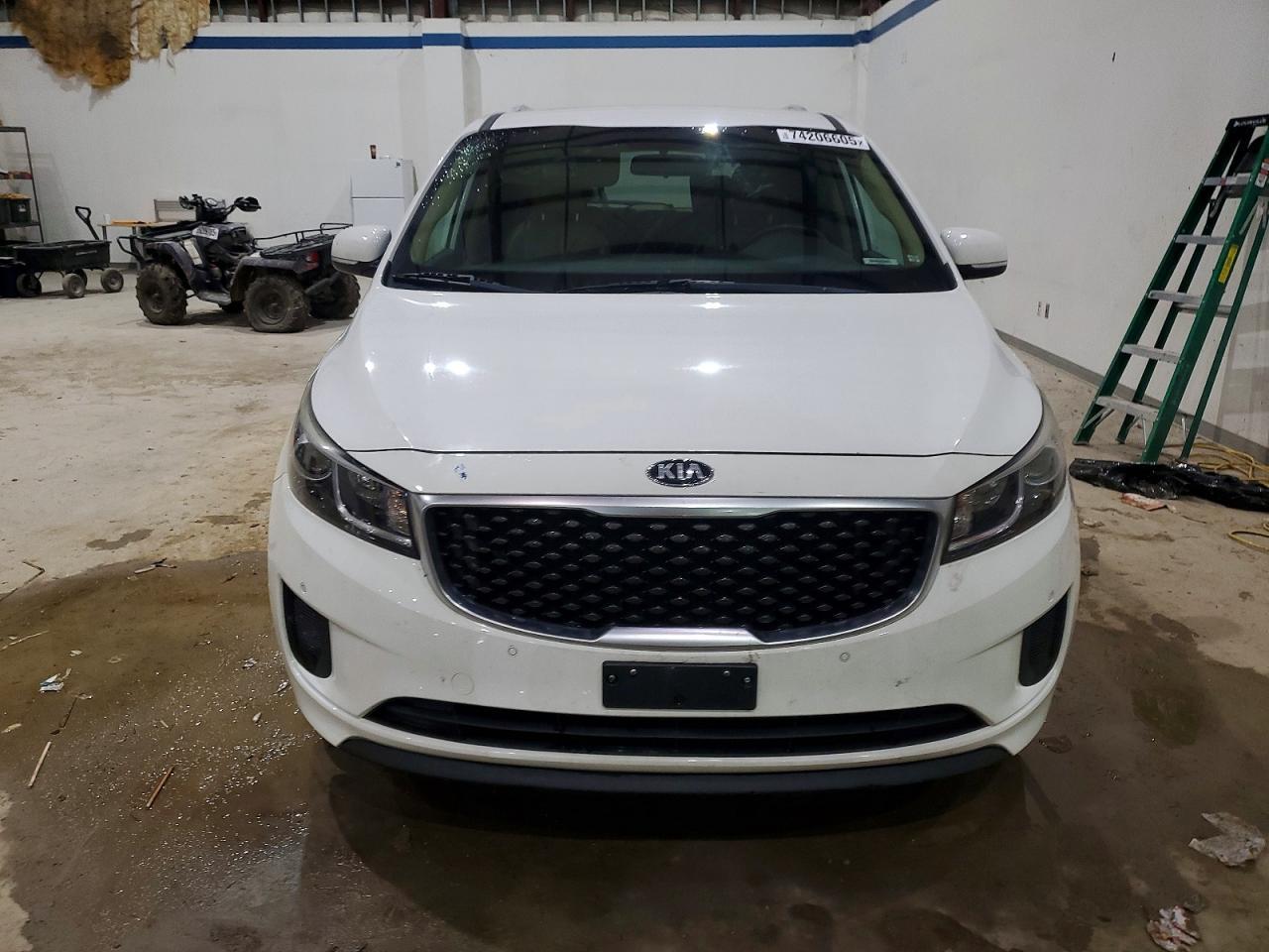 2017 KIA Sedona lx