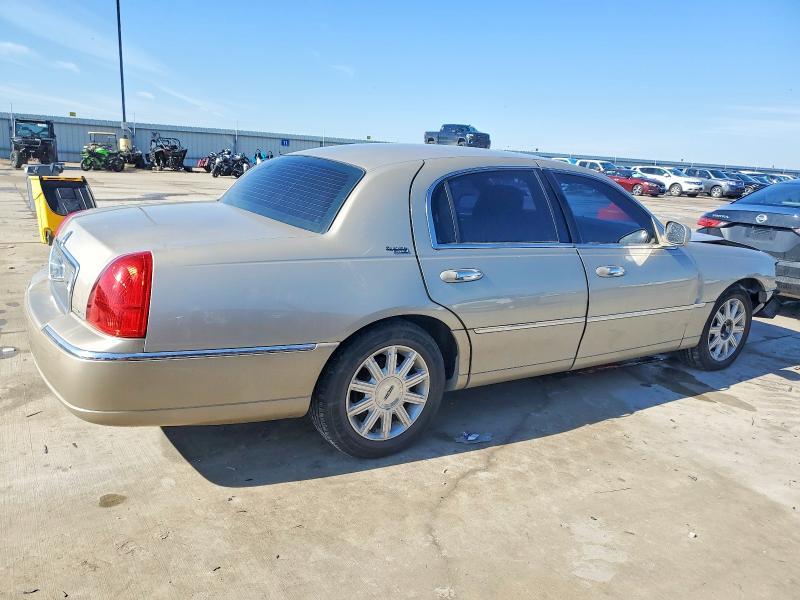 2011 Lincoln Town car Signature Limited