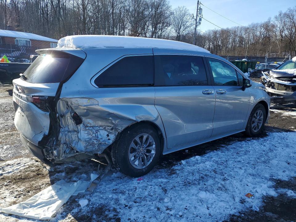 2023 Toyota Sienna xle
