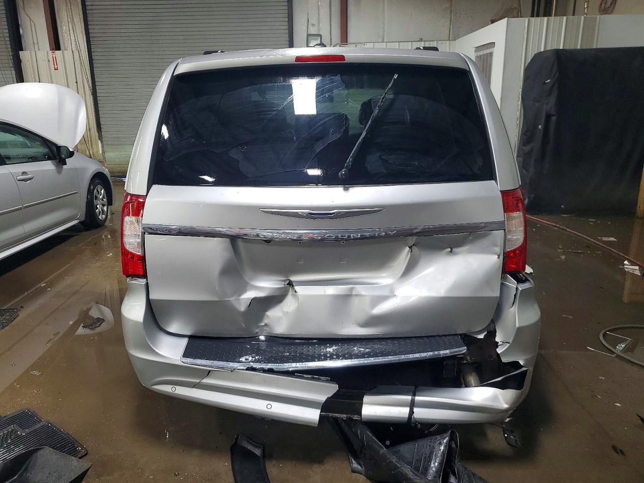2012 Chrysler Town & Country Touring l