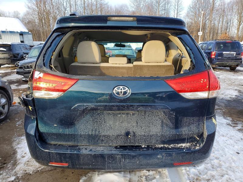 2012 Toyota Sienna le 8 Passenger