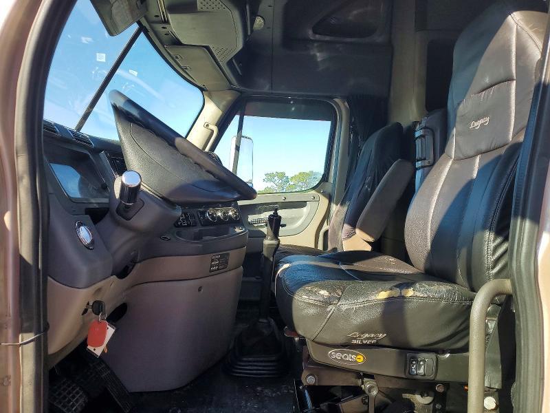 2009 Freightliner Cascadia Semi Truck