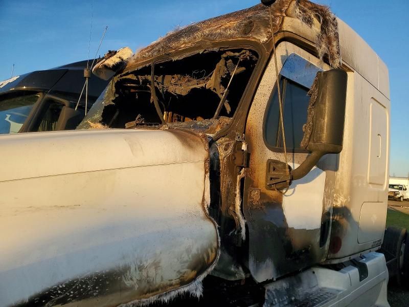 2015 Freightliner Cascadia Semi Truck