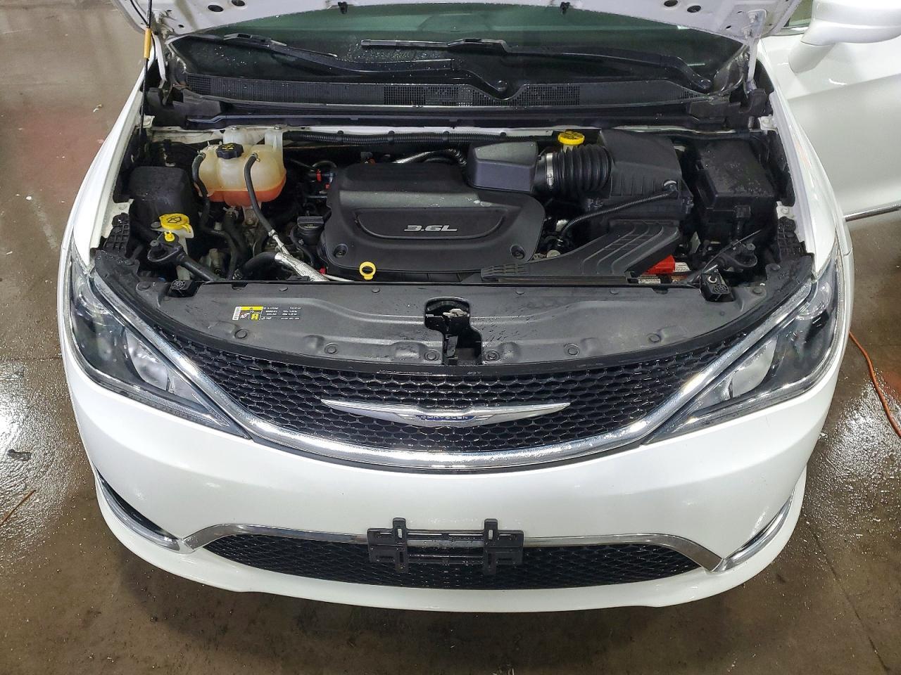 2017 Chrysler Pacifica Touring l