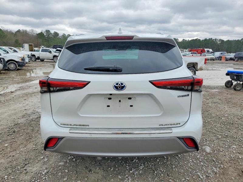 2022 Toyota Highlander Hybrid Platinum