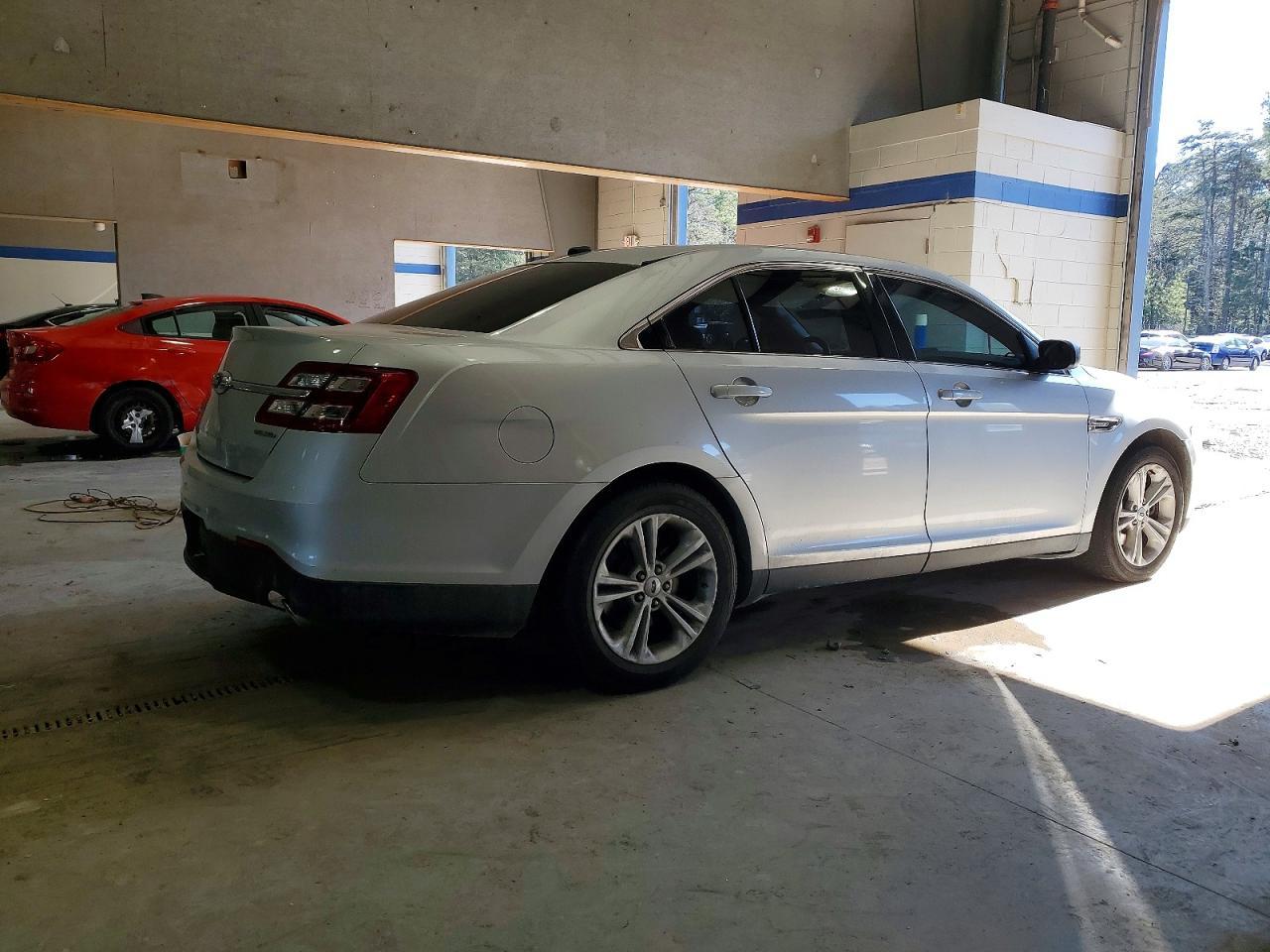 2016 Ford Taurus se