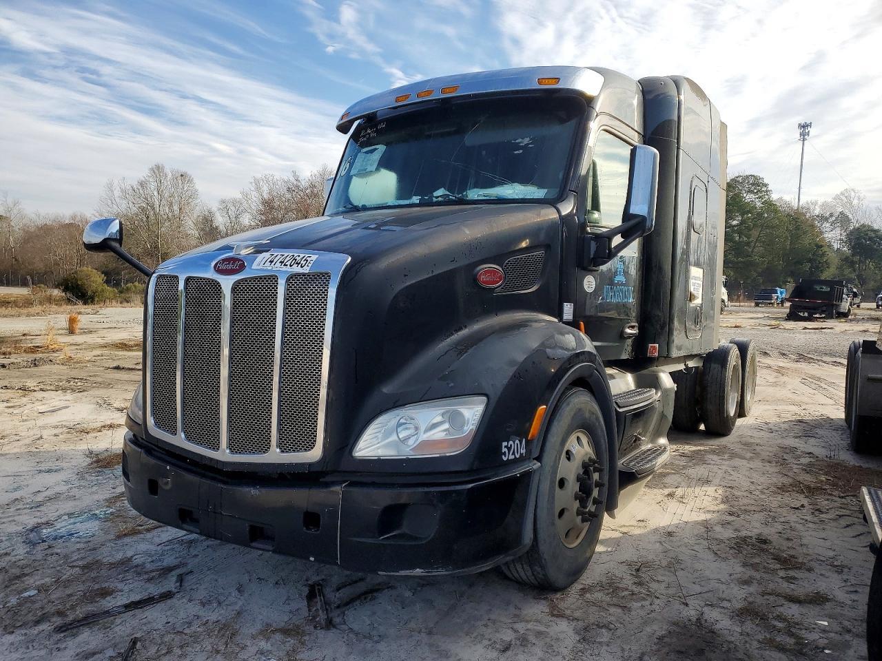 2016 Peterbilt 579 Semi Truck