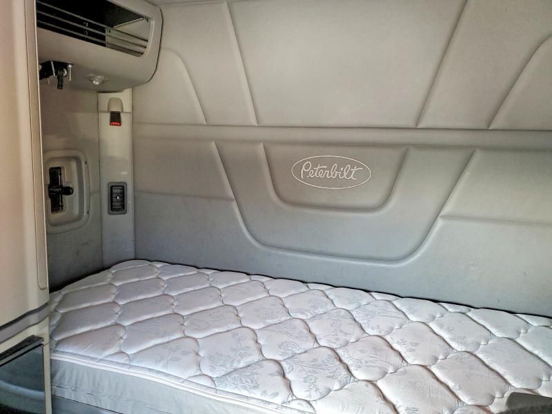 2016 Peterbilt 579 Semi Truck