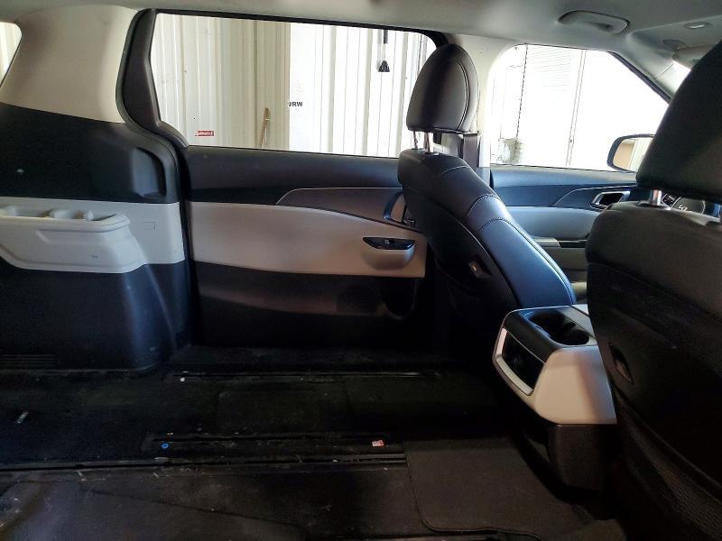 2023 KIA Carnival lx