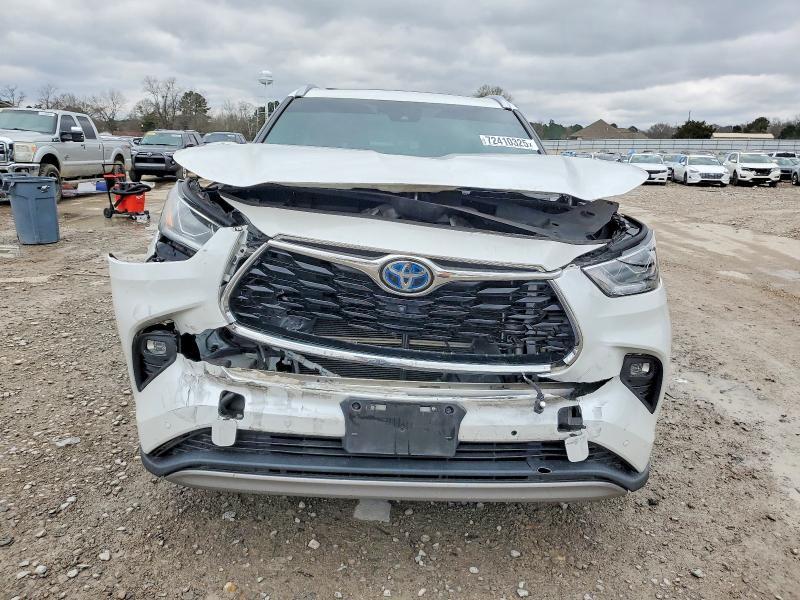 2022 Toyota Highlander Hybrid Platinum
