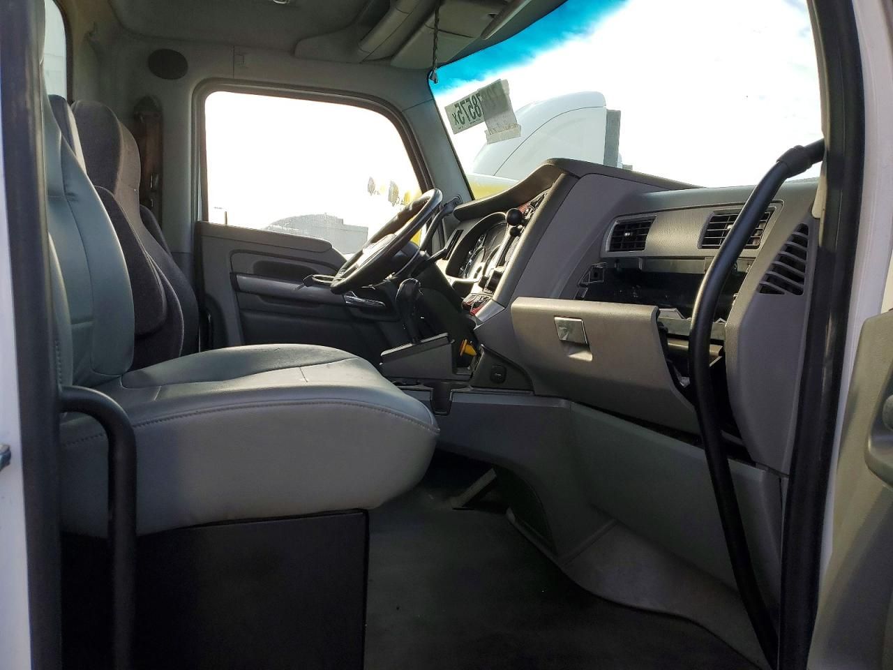 2016 Kenworth T680 Semi Truck