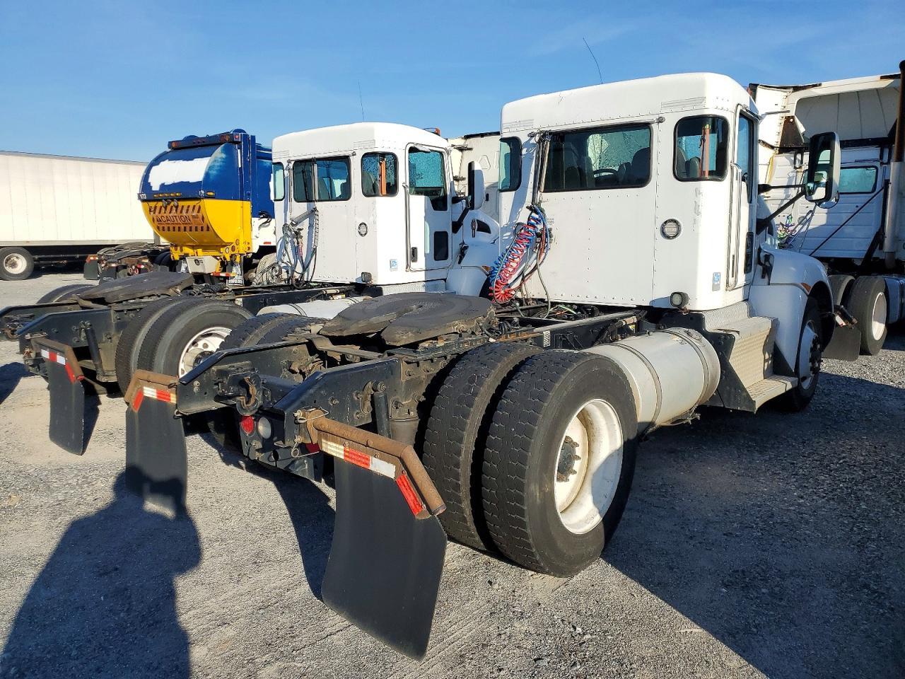 2017 Kenworth T370 Semi Truck
