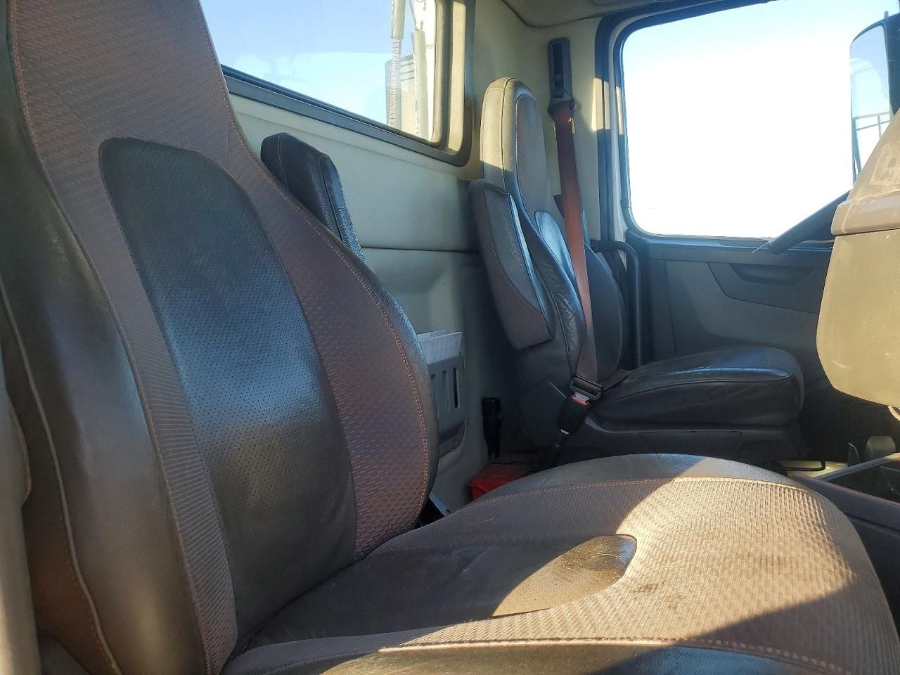 2020 Volvo VNR Semi Truck