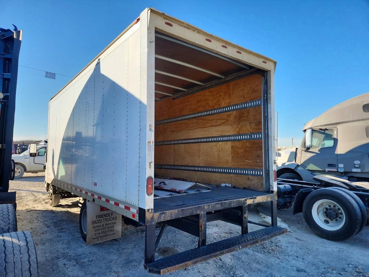 2016 Isuzu Npr box Truck