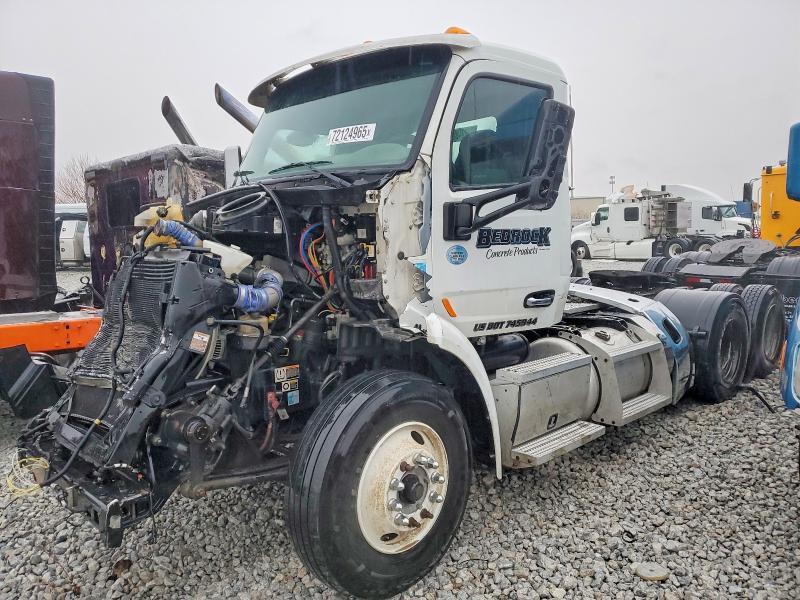 2016 Peterbilt 579 Semi Truck