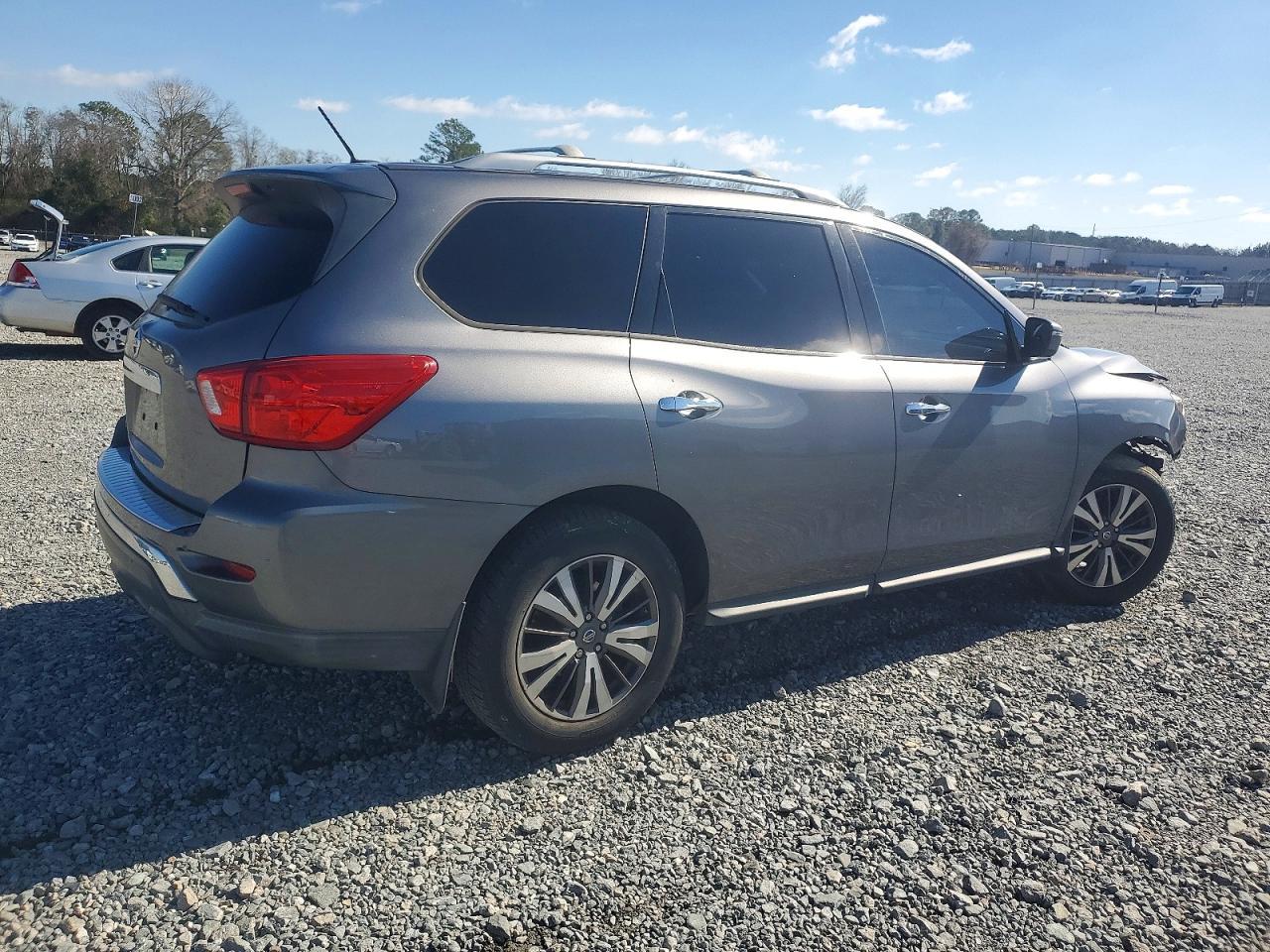 2017 Nissan Pathfinder s