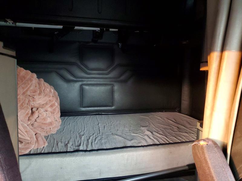 2016 Freightliner Cascadia 125 Semi Truck