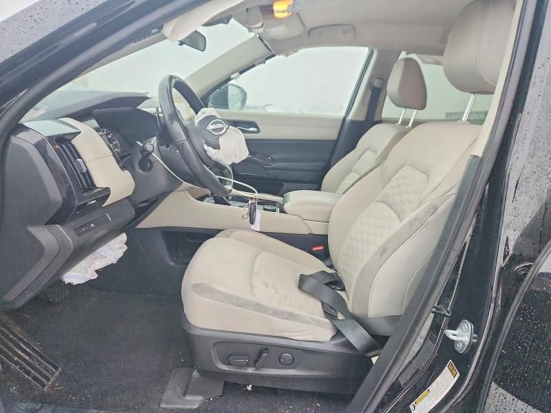 2022 Nissan Pathfinder sv