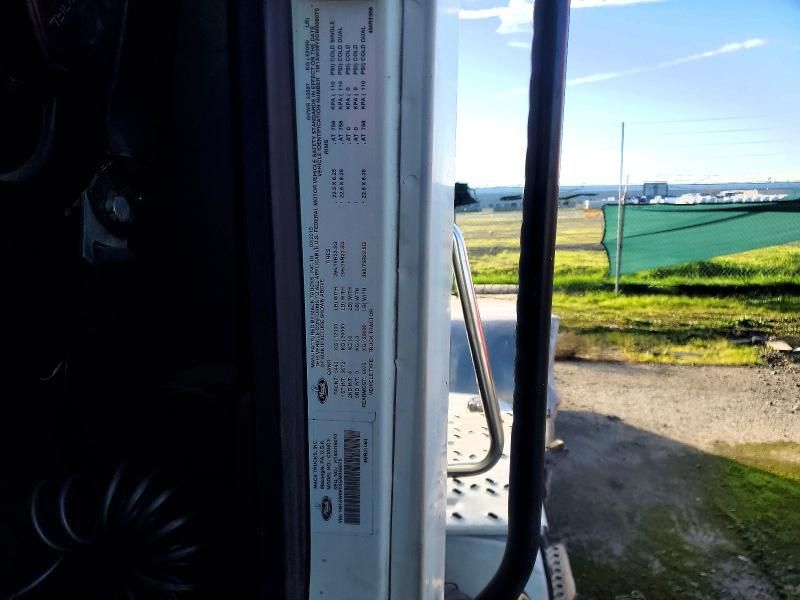 2016 Mack Cxu613 Semi Truck