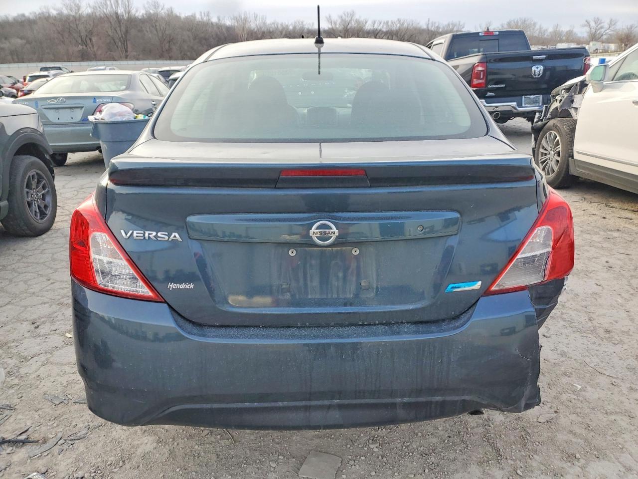 2015 Niss Versa s