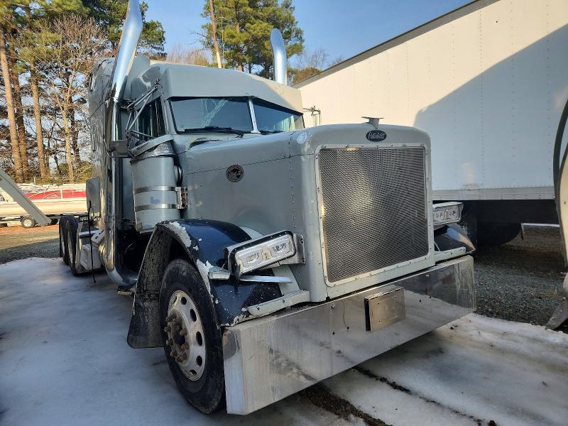 2004 Peterbilt Tractor 2004 Peterbilt 379 Semi Truck