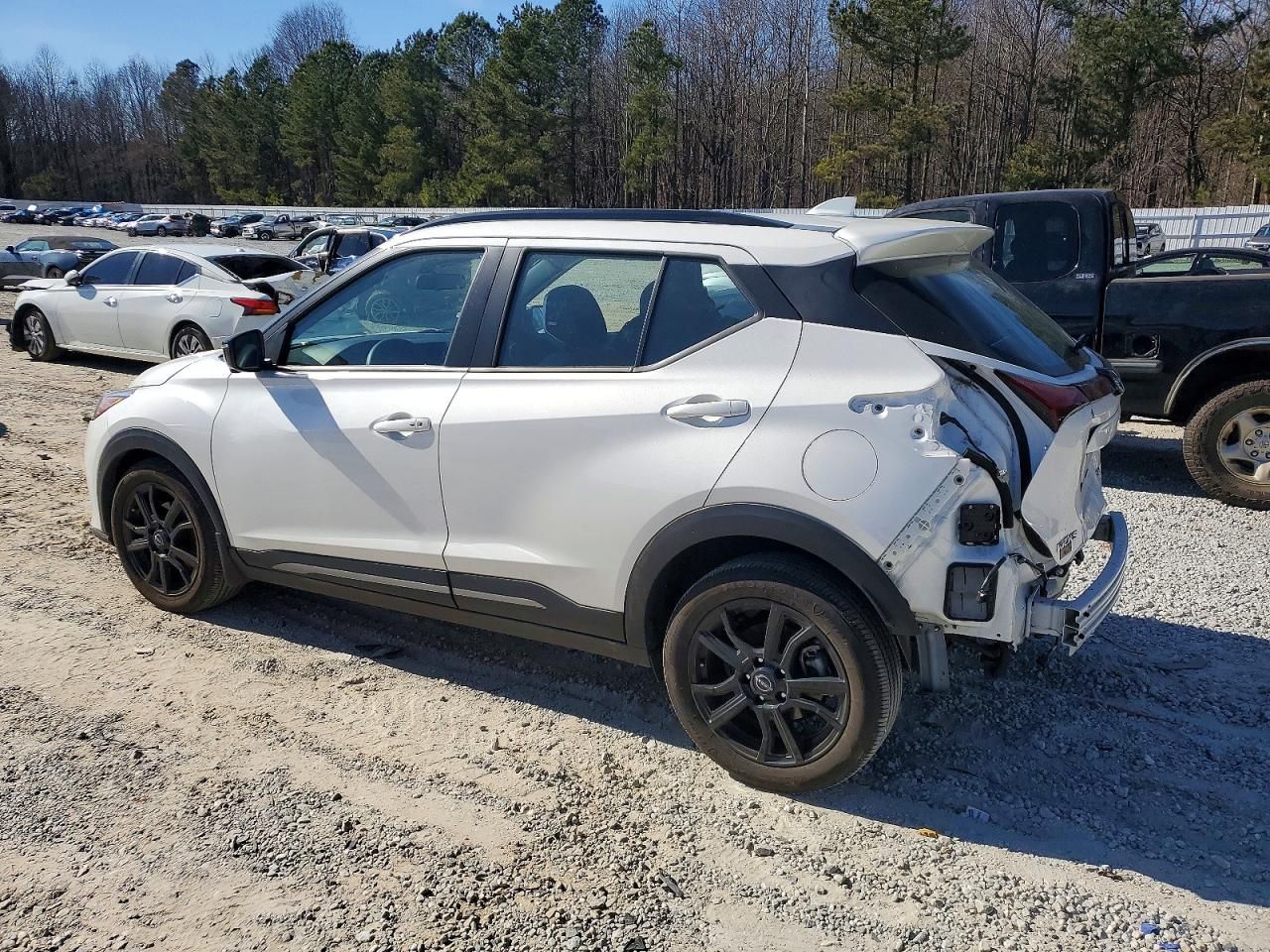 2024 Nissan Kicks sr