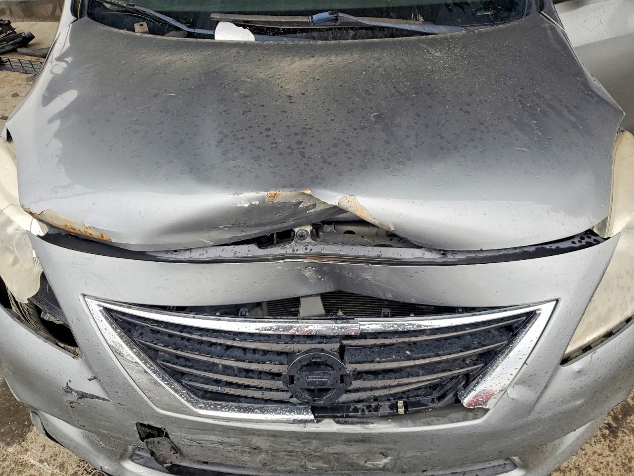 2012 Niss Versa s