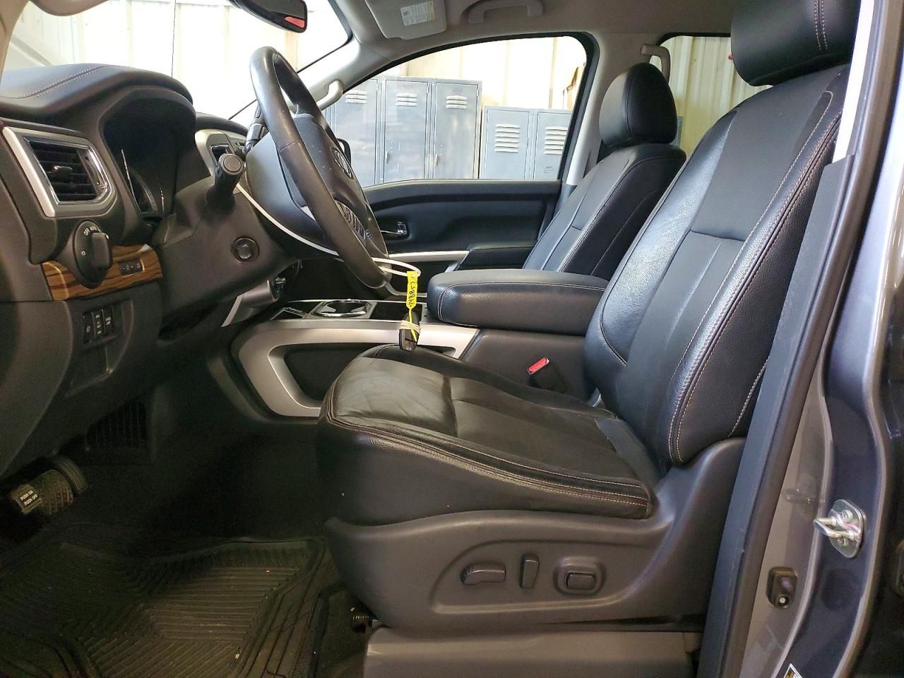 2017 Nissan Titan sv