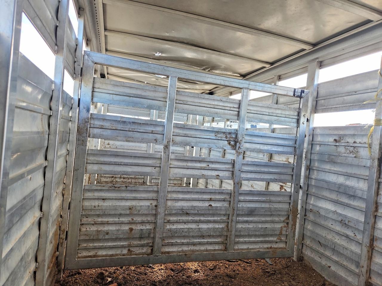 2010 Cm Trailer 2010 CM Horse Trailer