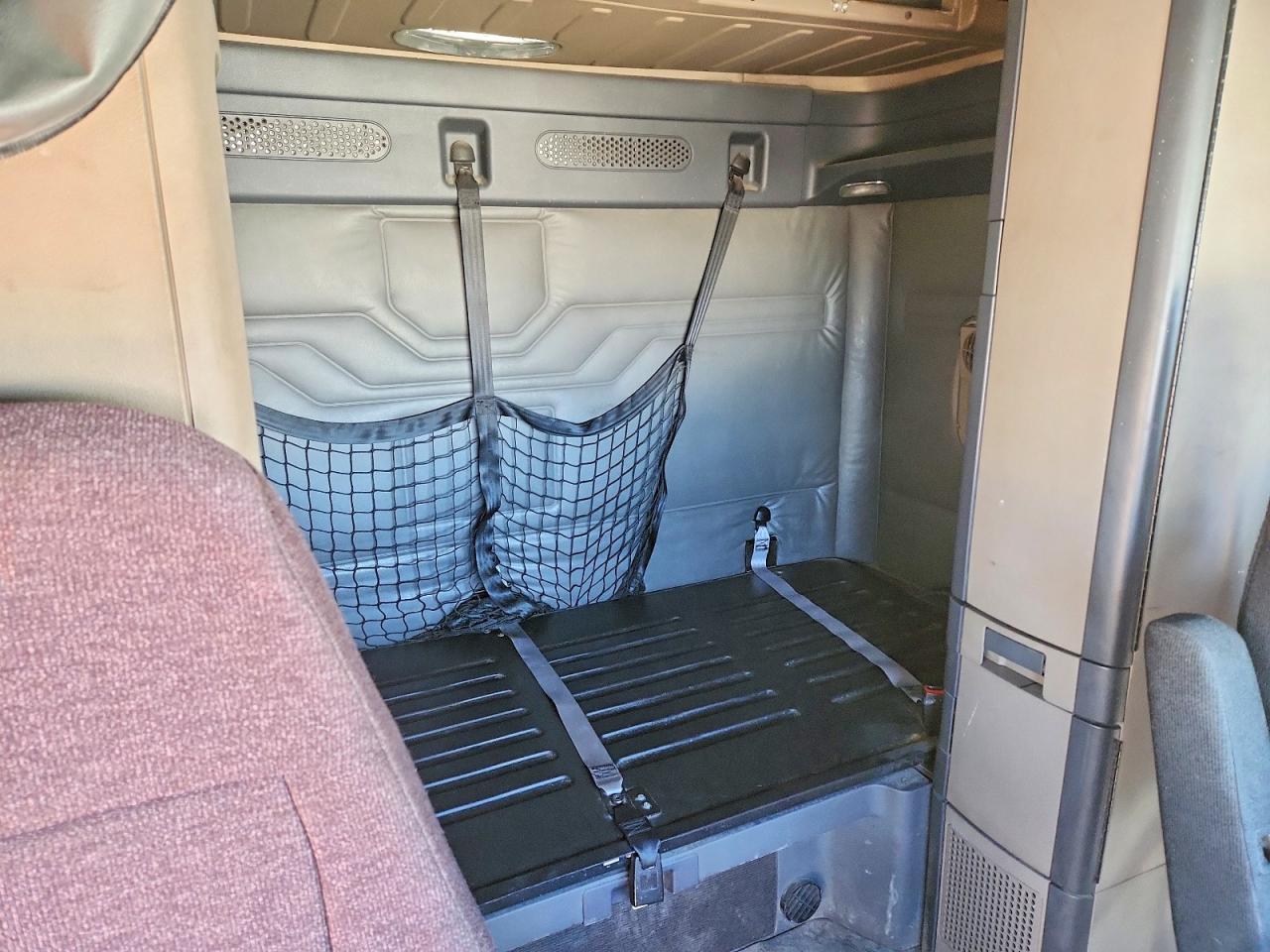 2016 Freightliner Cascadia 113 Semi Truck