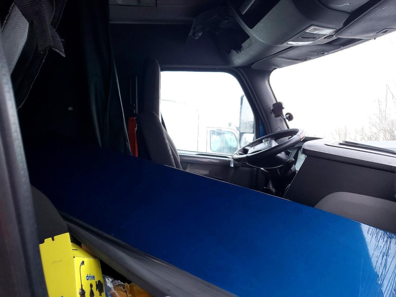 2018 Freigliner 2018 Freightliner Cascadia 126 Semi Truck