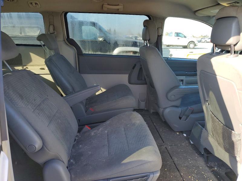 2010 Chrysler Town & Country lx