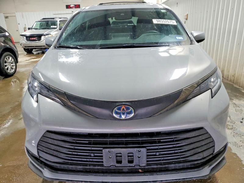 2024 Toyota Sienna xse